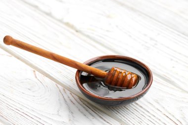 Beyaz ahşap tahta üzerinde tatlım