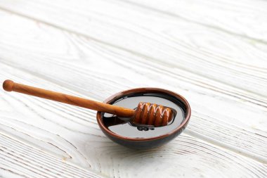 Beyaz ahşap tahta üzerinde tatlım