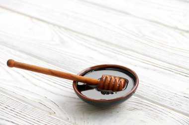 Beyaz ahşap tahta üzerinde tatlım