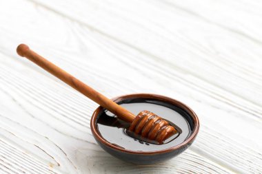 Beyaz ahşap tahta üzerinde tatlım