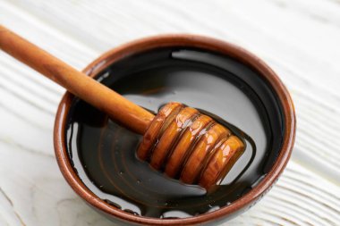 Beyaz ahşap tahta üzerinde tatlım