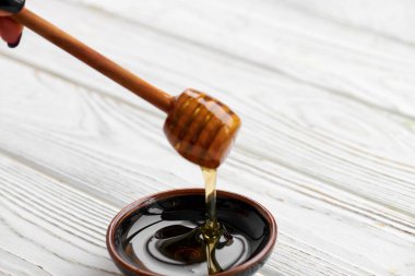 Beyaz ahşap tahta üzerinde tatlım