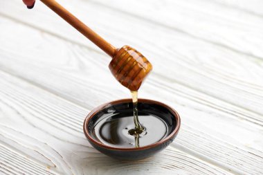 Beyaz ahşap tahta üzerinde tatlım