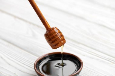 Bal ayı, tatlım bir beyaz ahşap tahta üzerinde