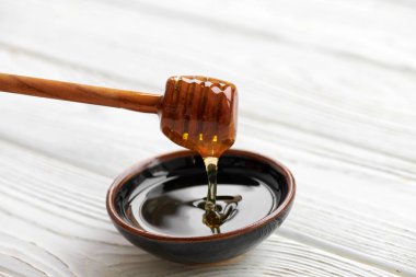 Beyaz ahşap tahta üzerinde tatlım