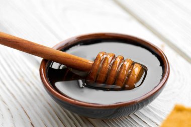 Beyaz ahşap tahta üzerinde tatlım