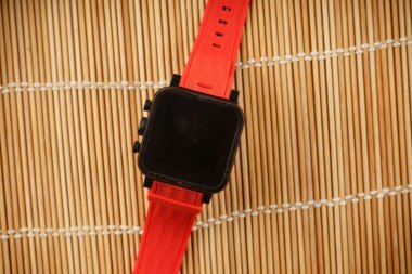 ahşap arka plan üzerinde kırmızı akıllı izle