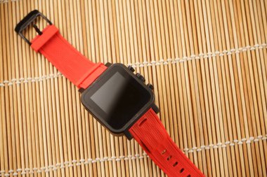 ahşap arka plan üzerinde kırmızı akıllı izle