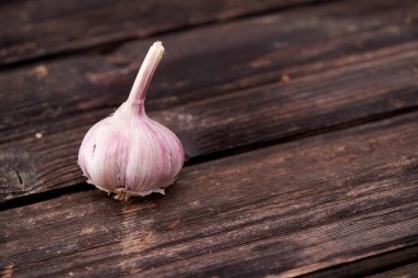 Siyah ahşap zemin üzerine sarımsak
