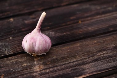 Siyah ahşap zemin üzerine sarımsak