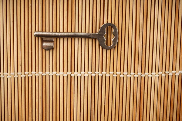 Ключ на дерев'яному фоні — стокове фото