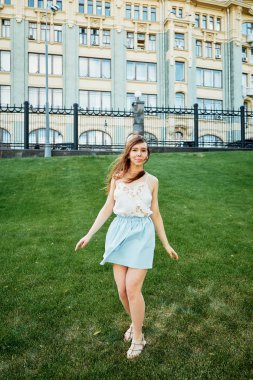 Çim Bisiklet yanında oturan ve bir dinlenme pretty genç kız