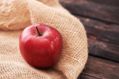 Koyu ahşap arka plan üzerinde kırmızı elma. Metin için yer.