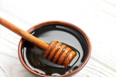 Beyaz ahşap tahta üzerinde tatlım