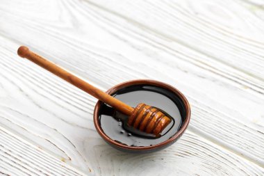 Beyaz ahşap tahta üzerinde tatlım