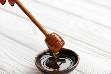 Beyaz ahşap tahta üzerinde tatlım