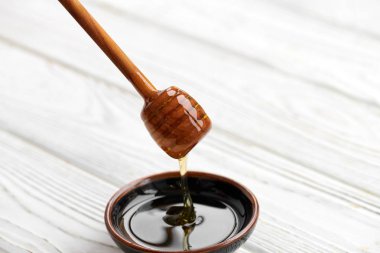 Beyaz ahşap tahta üzerinde tatlım