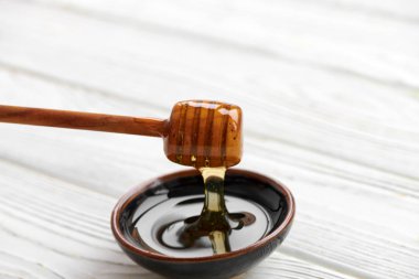 Beyaz ahşap tahta üzerinde tatlım