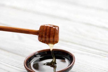 Beyaz ahşap tahta üzerinde tatlım