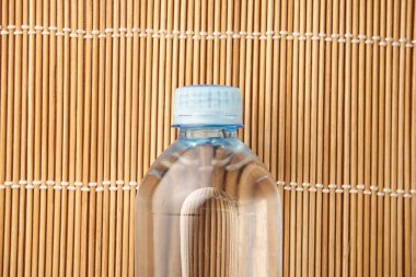 şişe su ahşap arka plan üzerinde Fitness kavramı