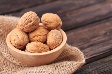 Ceviz ahşap kase ceviz taneleri karanlık vintage masada. Ceviz sağlıklı gıda