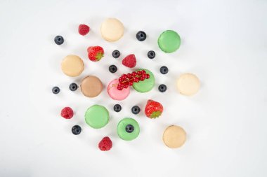 macaroons çilek ile beyaz arka plan üzerinde görünümü top