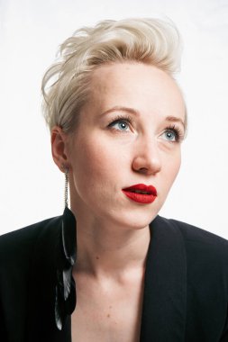 bir takım elbise, kırmızı dudaklar, beyaz arka plan, farklı duygular iş kavramı ile bir iş kadını portresi.