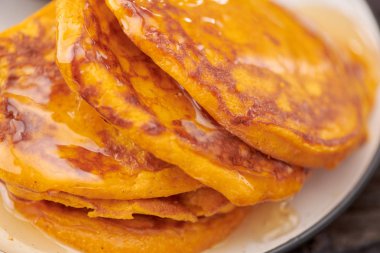 ahşap zemin üzerine bal ile gözleme