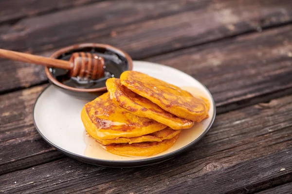 Pancake with honey on wooden background — Stock Photo, Image