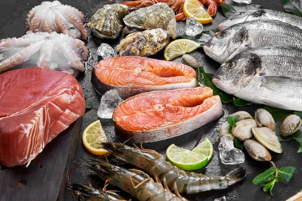 siyah arka planda çeşitli taze balık