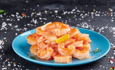 Kokteyl arka plan ile yakın - bakış bir grup lezzetli taze soğutulmuş kabuklu deniz yemekleri sunan bir restoran, bir parti ya da akşam yemeği için nefis deniz ürünleri olarak karides.