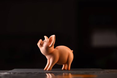 domuz siyah arka plan üzerine pembe, oyuncak