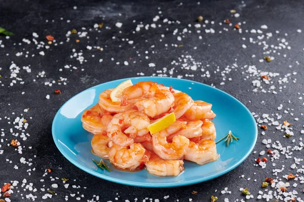 Coquetel de camarão fundo com close-up vista de um grupo de deliciosos crustáceos frescos resfriados como frutos do mar requintados para uma festa ou jantar em um restaurante que serve pratos do mar . — Fotografia de Stock