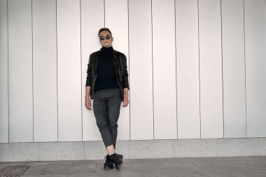 Işık duvarındaki genç adam.