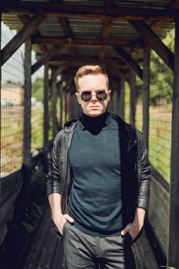 Işık duvarındaki genç adam.