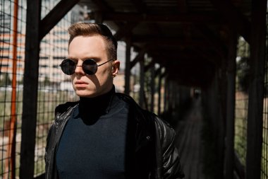 Işık duvarındaki genç adam.