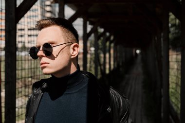 Işık duvarındaki genç adam.