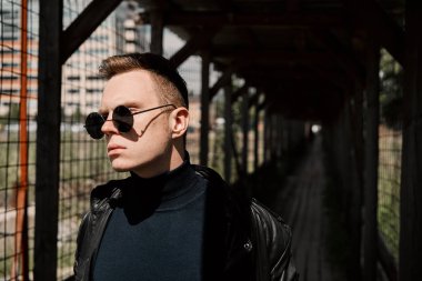 Işık duvarındaki genç adam.