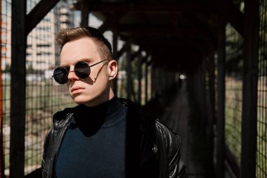 Işık duvarındaki genç adam.