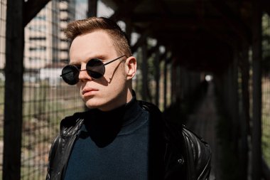 Işık duvarındaki genç adam.