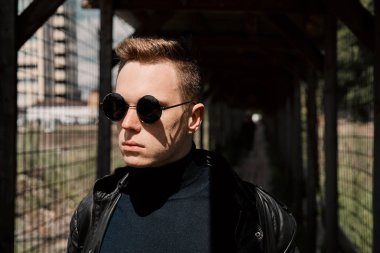 Işık duvarındaki genç adam.