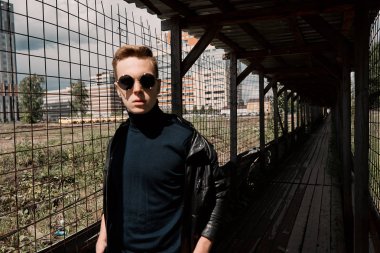 Işık duvarındaki genç adam.