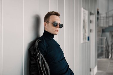 Işık duvarındaki genç adam.