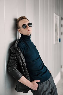 Işık duvarındaki genç adam.