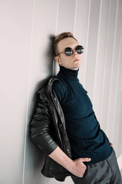 Işık duvarındaki genç adam.