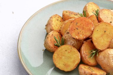 rustik yeşil tabakta lezzetli fırında patates.