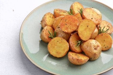 rustik yeşil tabakta lezzetli fırında patates.