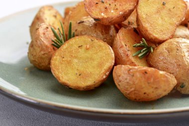 rustik yeşil tabakta lezzetli fırında patates.