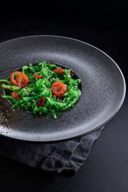 Siyah bir tabakta chuk salatası