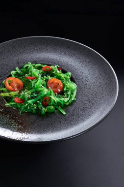 Siyah bir tabakta chuk salatası